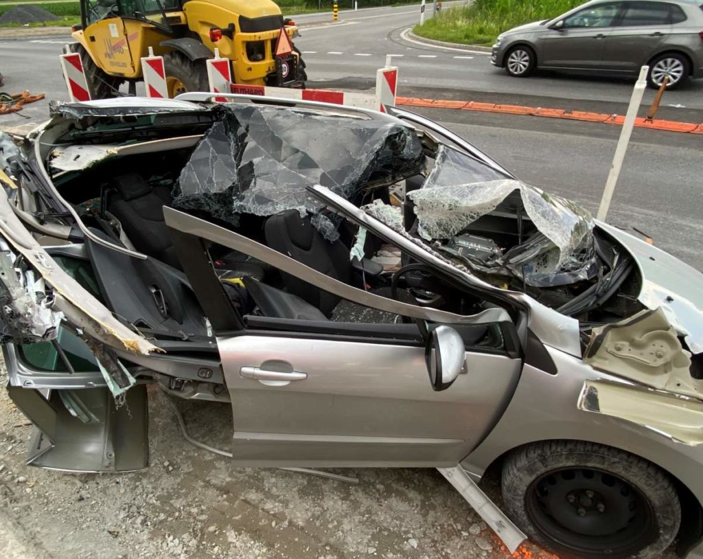 Unfall in Hünenberg: Gabel von Hoflader reisst Auto auf