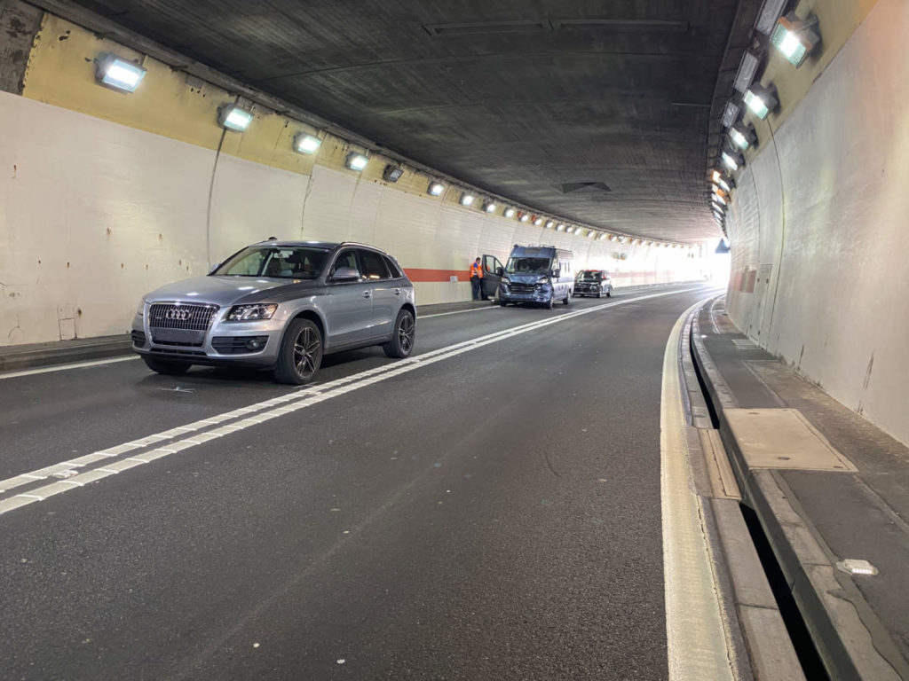 Unfall A8 Alpnachstad: Tunnel Lopper 1,5 Stunden gesperrt