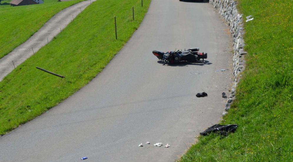 Waldstatt AR: Motorradfahrer (17) gerät aus Kurve und baut Unfall
