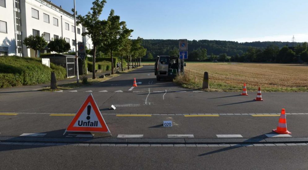 Dübendorf ZH: Rennradfahrer bei Unfall mit Lieferwagen gestürzt