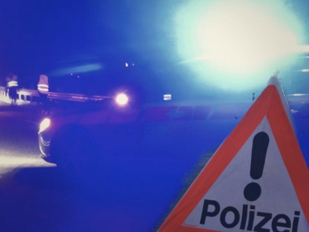 Lyssach, Fraubrunnen: Mit gestohlenem Auto und ohne Ausweis vor Polizei geflüchtet und Unfall gebaut