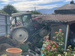 Leuzigen BE: Traktor demoliert bei Unfall Autounterstand