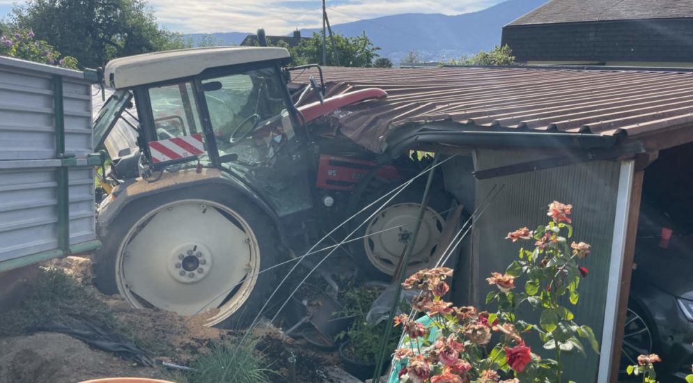 Leuzigen BE: Traktor demoliert bei Unfall Autounterstand