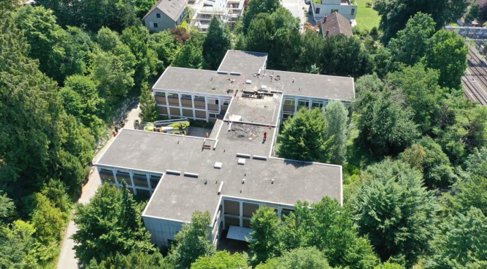 Winterthur ZH: Brand auf Dach eines Schulgebäudes
