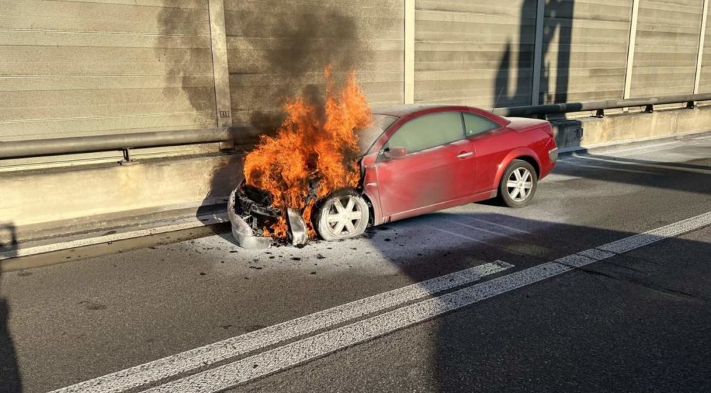 Basel: Auto auf der A2 komplett ausgebrannt