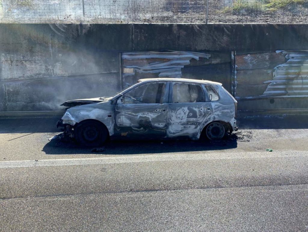 Unfall Muttenz BL: Sperrung A2 - Auto komplett ausgebrannt