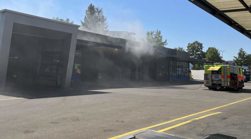Uster ZH: Brand in Gewerbehalle fordert hohen Sachschaden