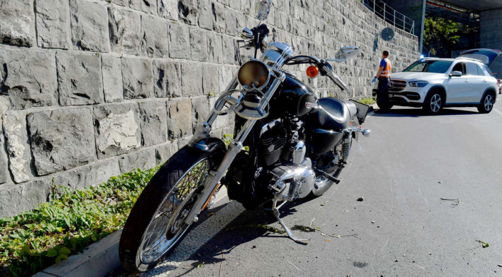Hergiswil: Motorradfahrer crasht bei Unfall an Randstein und Mauer