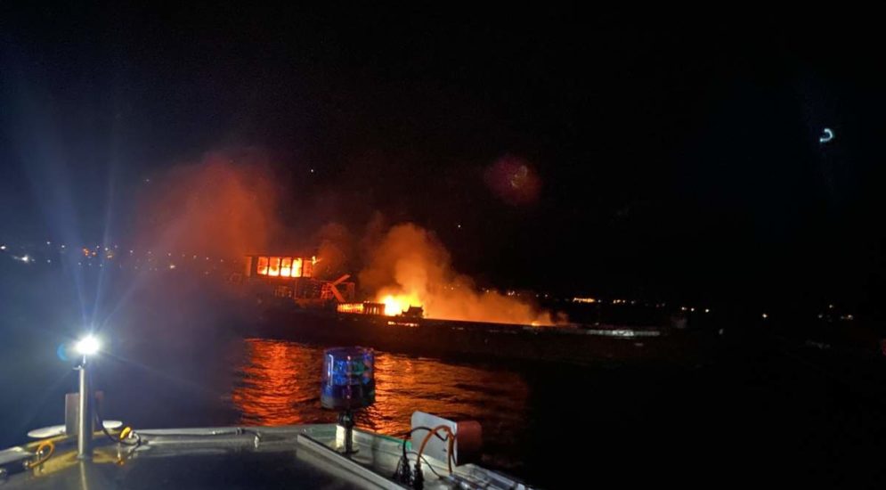 Sarnen OW: Während Feuerwerk geraten zwei Nauen auf dem Sarnersee in Brand.