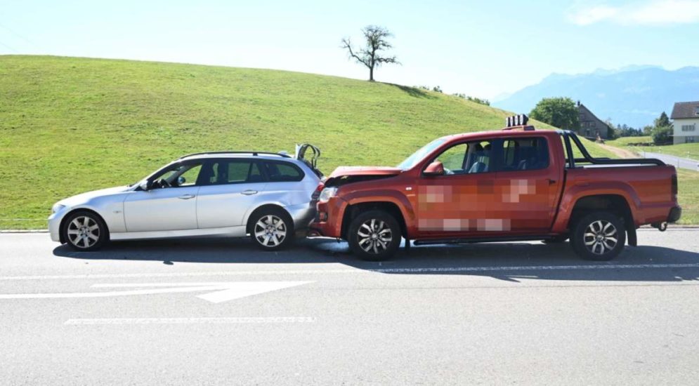 Gommiswald SG: Lieferwagen bei Unfall in Auto geprallt