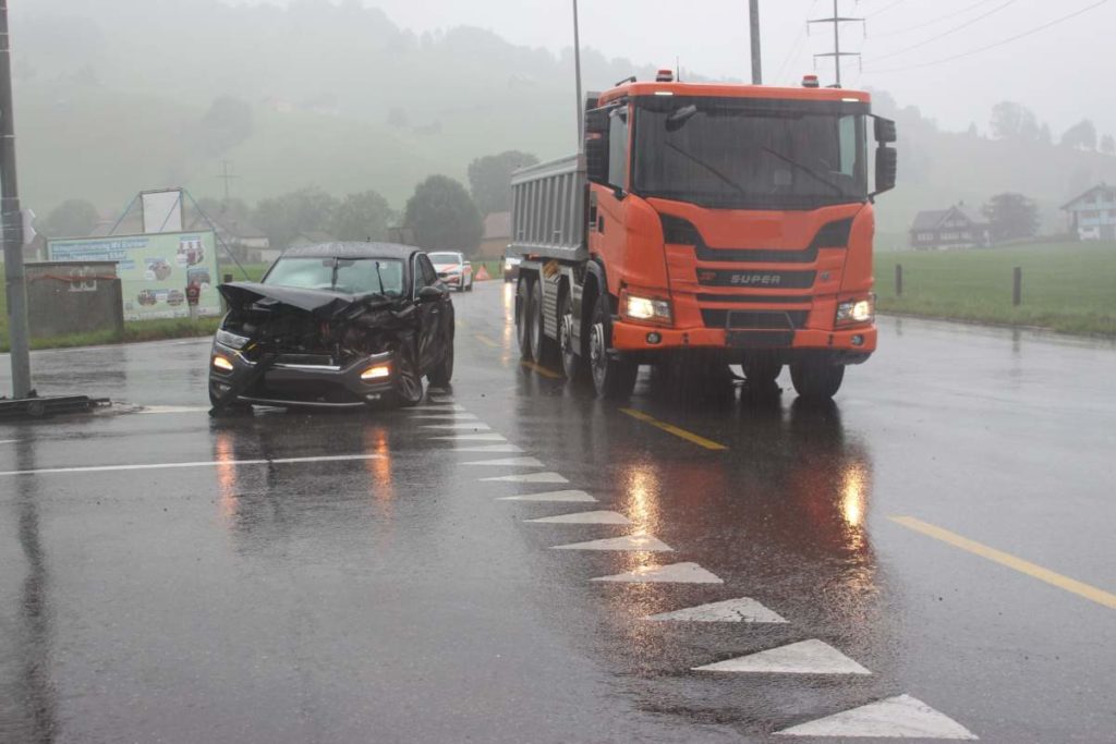 Unfall in Appenzell: Mit Mietauto in Lastwagen gekracht