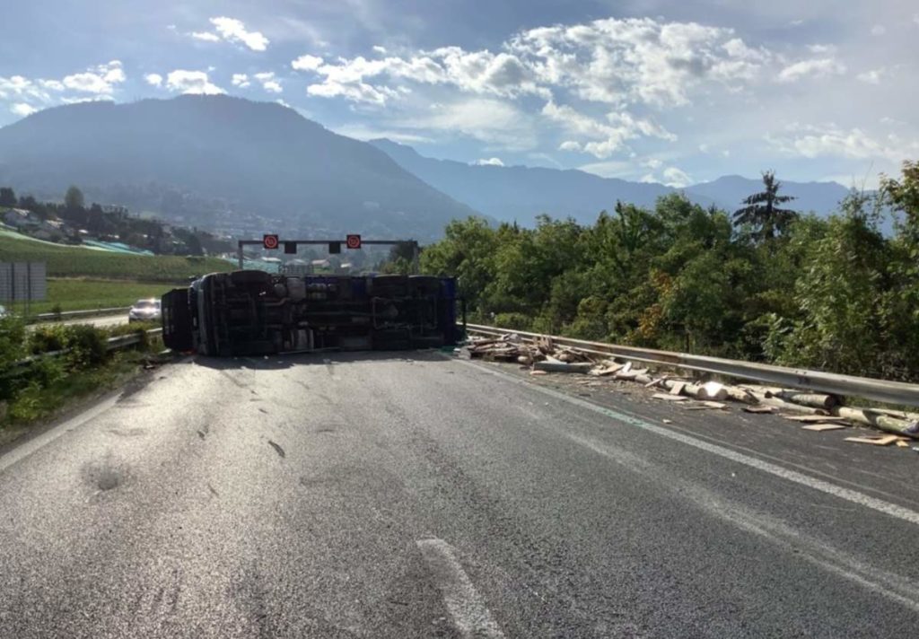 A9 nach Unfall mit Lastwagen gesperrt