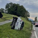 Lauerz SZ: Auto überschlägt sich bei Unfall mit Lieferwagen