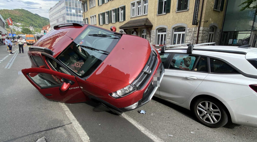 Baden AG: Zweimal Totalschaden nach spektakulärem Unfall