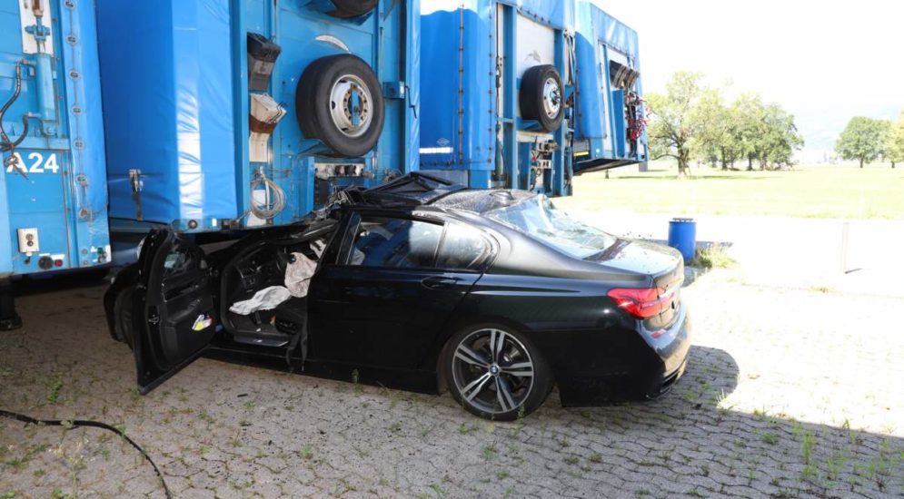 Bilten GL: BMW-Fahrer landet bei Unfall unter Sattelschlepper