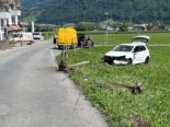 Spektakulärer Unfall in Giswil OW: Auto landet senkrecht auf Frontstossstange