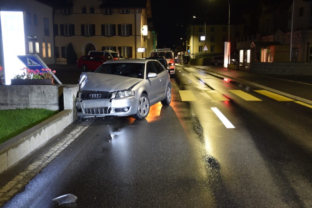 Savognin: Alkoholisierter Autofahrer (26) crasht bei Unfall in Betonmauer