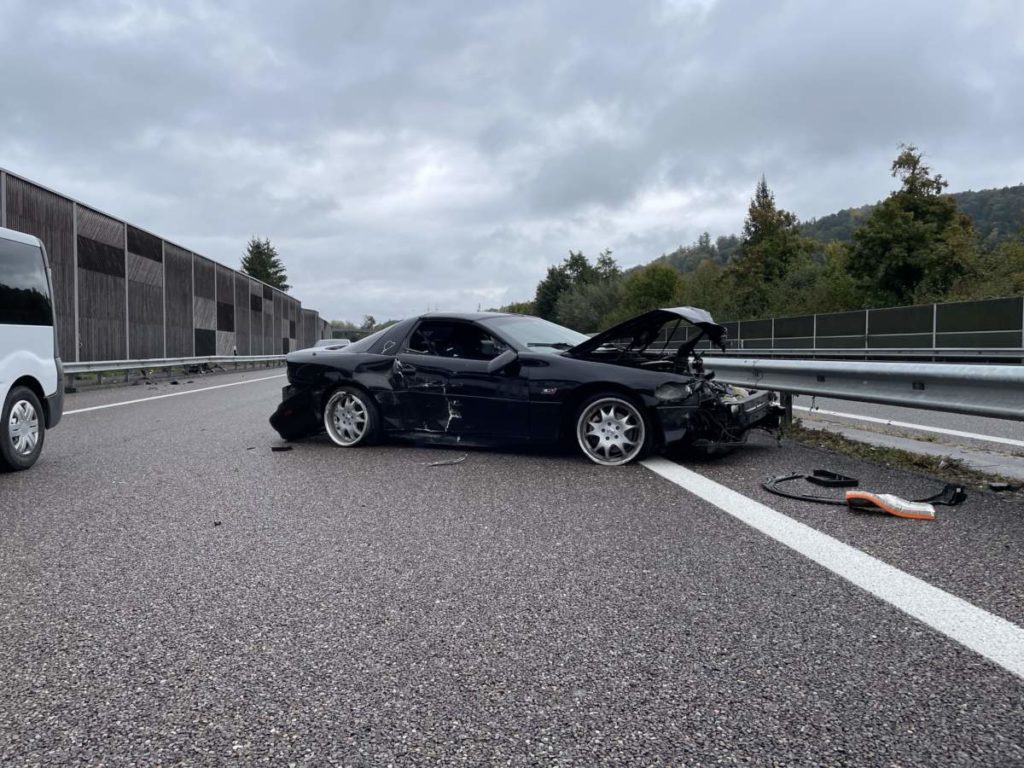 A1, Safenwil AG: Bei Unfall Auto und Mittelleitplanke touchiert