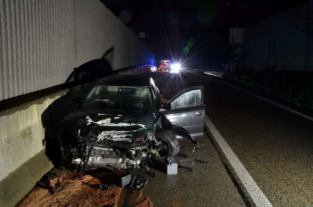 Heftiger Unfall A2 Sissach: Fahrer schwer verletzt