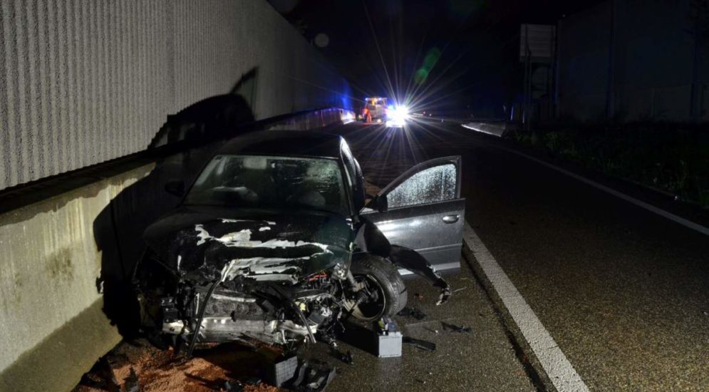 Heftiger Unfall A2 Sissach: Fahrer schwer verletzt
