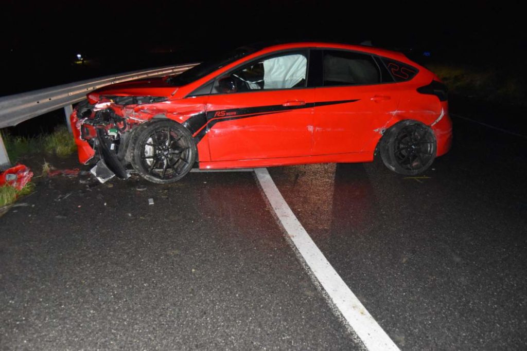 Urnäsch AR: Auto kollidiert bei Unfall heftig mit Leitplanke