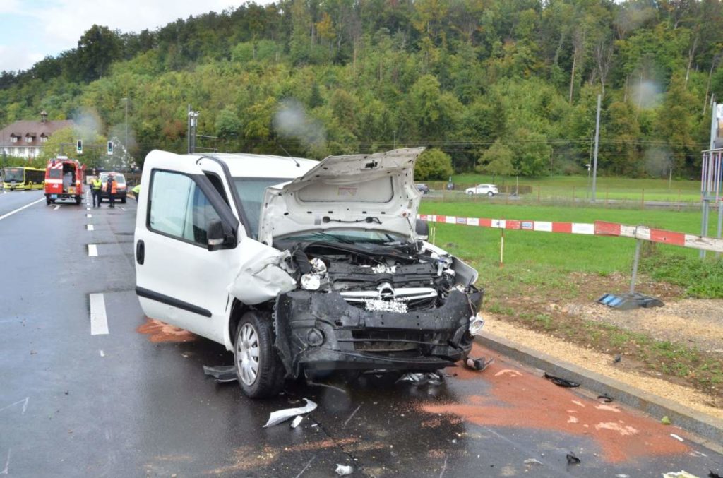 Bubendorf BL: Autofahrer crasht bei Unfall in Linienbus