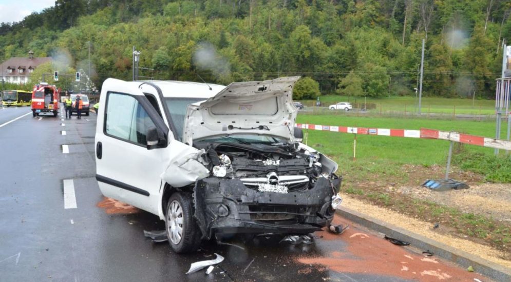 Bubendorf BL: Autofahrer crasht bei Unfall in Linienbus
