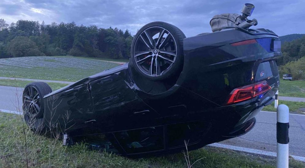 Würenlos AG: Seat crasht bei Unfall Mercedes und überschlägt sich