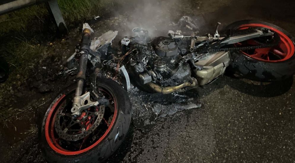 Ehrendingen AG: Motorrad nach Unfall in Vollbrand