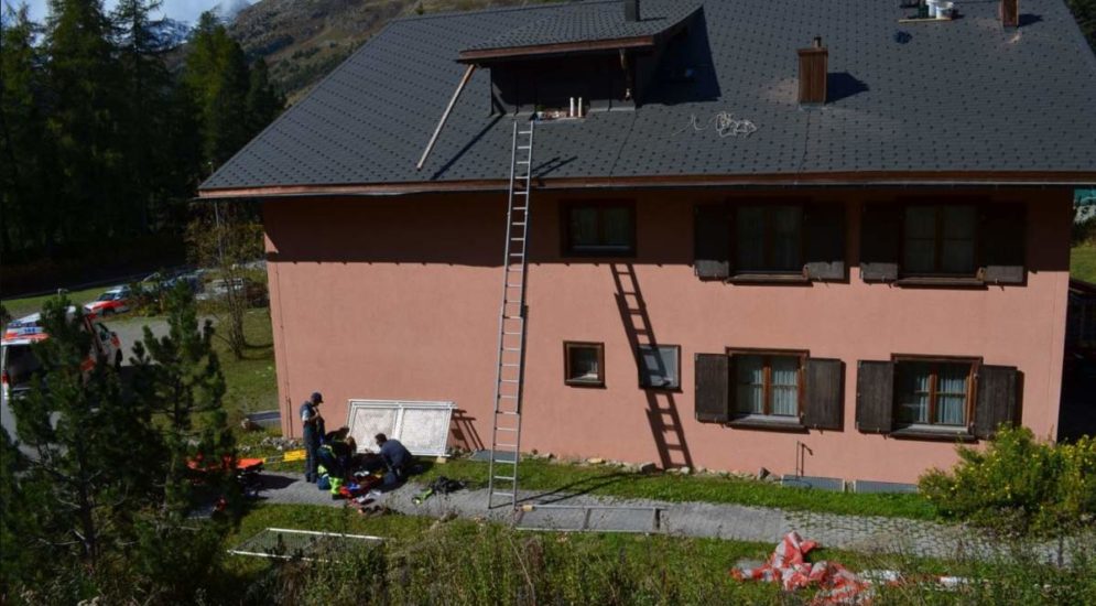 St. Moritz: Dachdecker rutscht aus und stürzt über 5 Meter ab