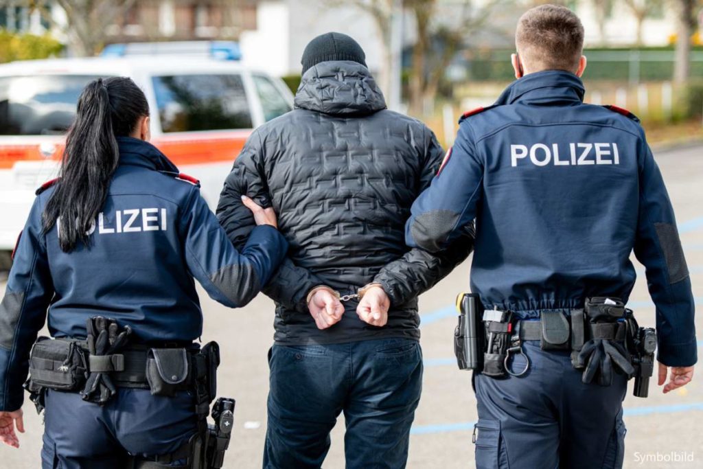 Richterswil ZH: Vier Personen nach Einbrüchen verhaftet