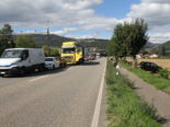 Delémont JU: Lastwagen kracht bei Unfall in Autokolonne