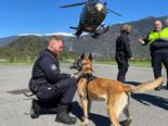 Diensthunde üben das Fliegen im Helikopter