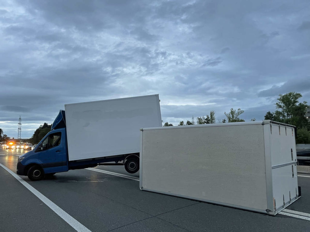 Rothenburg LU - Autobahn A2 gesperrt wegen Unfall