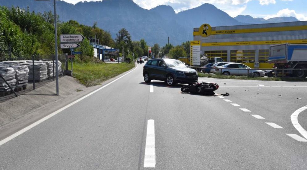 Malans GR: Motorradlenker bei Unfall auf Windschutzscheibe geschleudert