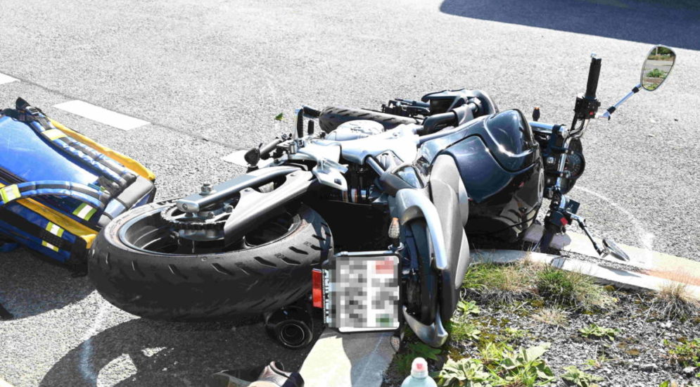 Trübbach SG: PW und Motorrad bei Unfall in Kreisel zusammengeprallt