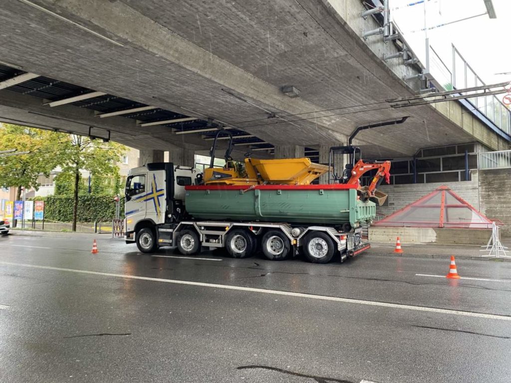 Schaffhausen: Überrollbügel nicht eingeklappt - Lastwagen baut Unfall