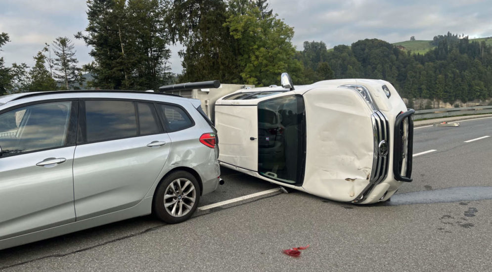 Werthenstein LU: Lieferwagen kippt bei Unfall auf die Seite