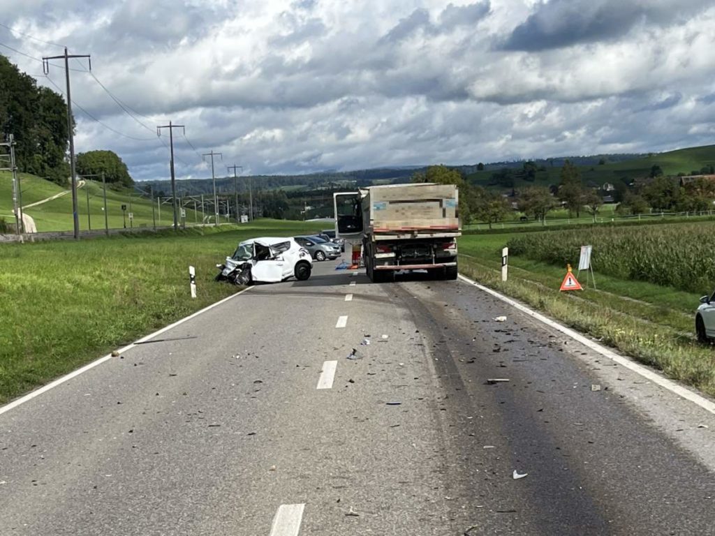 Eglisau ZH: Bei Unfall frontal in Lastwagen geprallt: Autofahrer tot