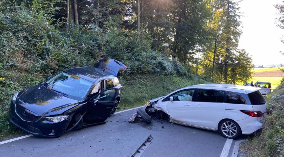 Steinhausen ZG: Schwerer Unfall zweier Personenwagen