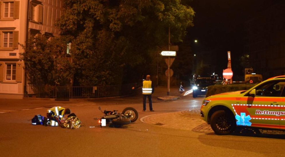 Herisau AR: Mann fährt falsch in Kreisel und knallt bei Unfall in Motorrad
