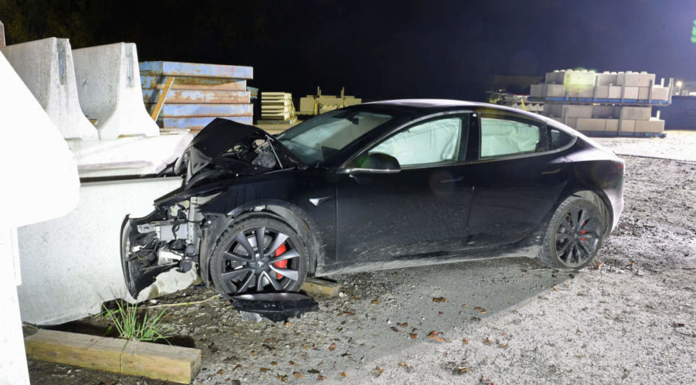 Unfälle Luzern: Tesla knallt in Trennelemente-Depot