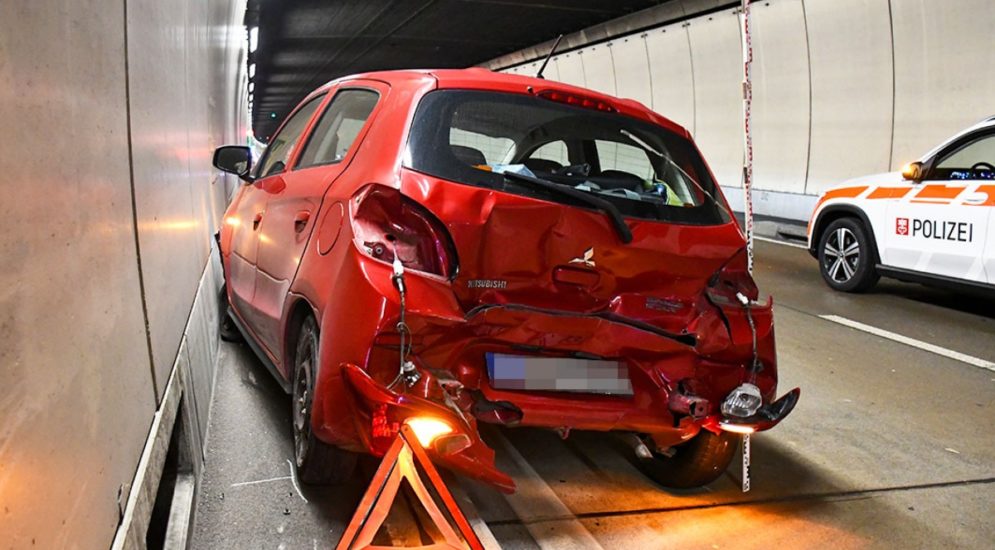 A2 Emmetten NW: Erheblicher Schaden nach Unfall im Seelisbergtunnel