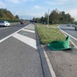 Cham ZG: Bei Unfall in Verkehrsteiler und diverse Leitplankenelemente geprallt