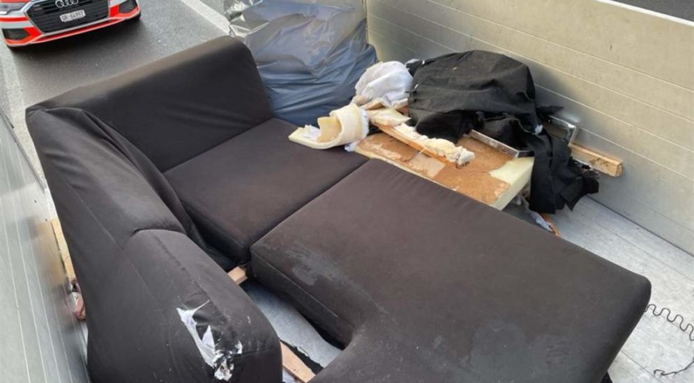 Maienfeld GR: Möbel auf der Autobahn verloren