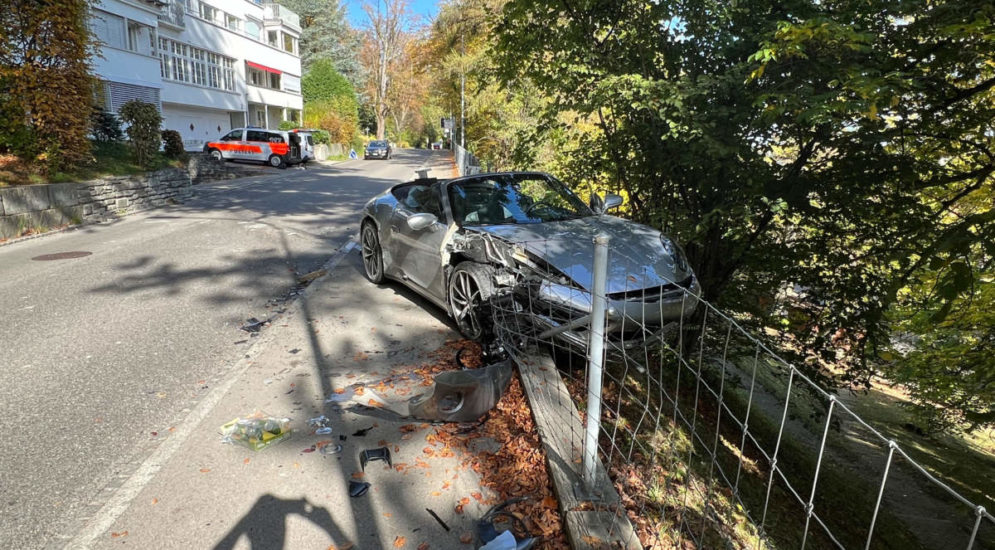 St.Gallen: 20-Jährige baut mit Sportwagen Unfall