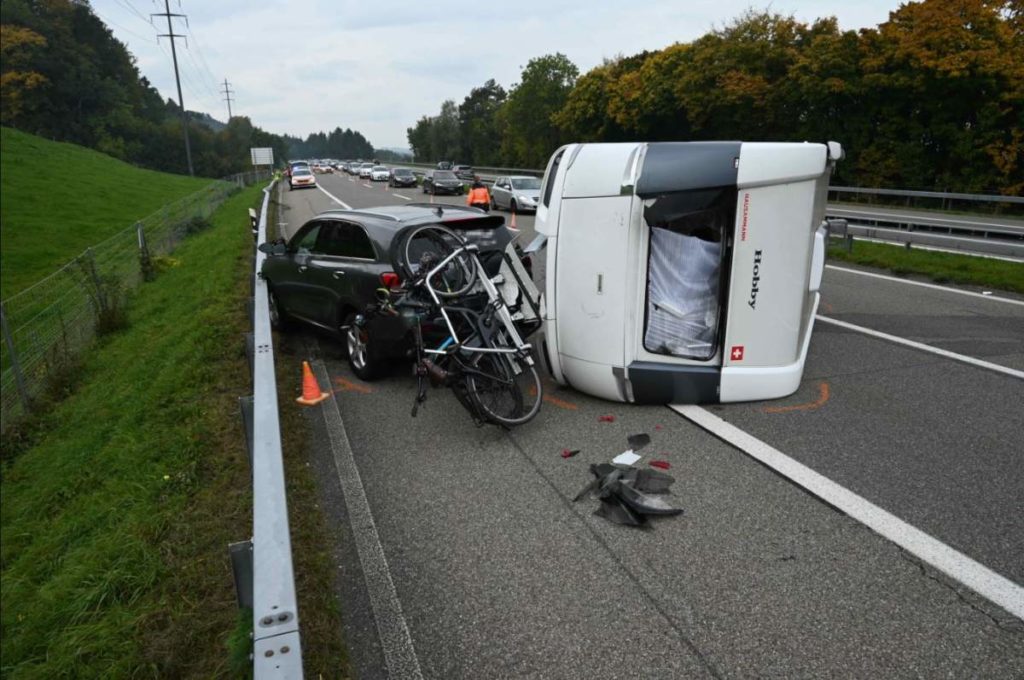 A1, Rorschacherberg SG: Auto mit Anhänger prallt bei Unfall gegen Leitplanke