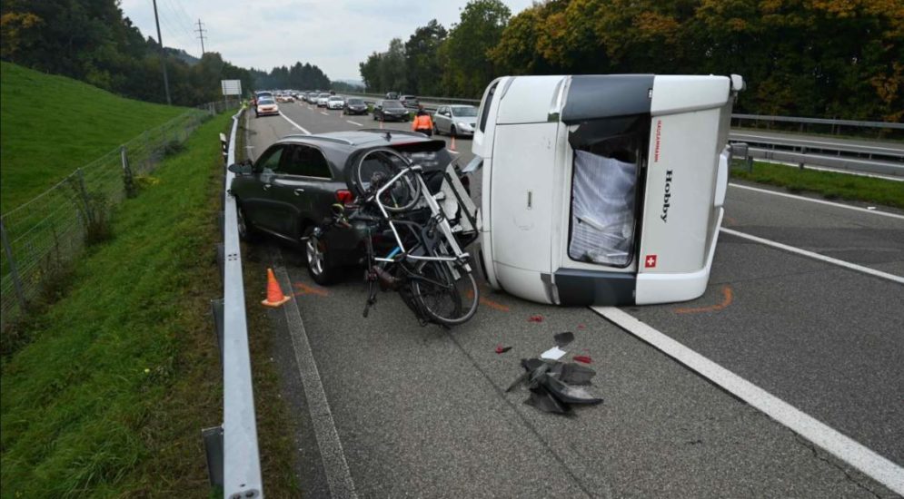 A1, Rorschacherberg SG: Auto mit Anhänger prallt bei Unfall gegen Leitplanke