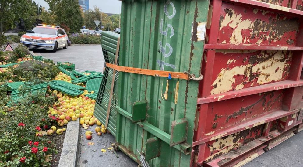 Baar ZG: Bei Unfall rollen zwei Tonnen Äpfel auf Straße