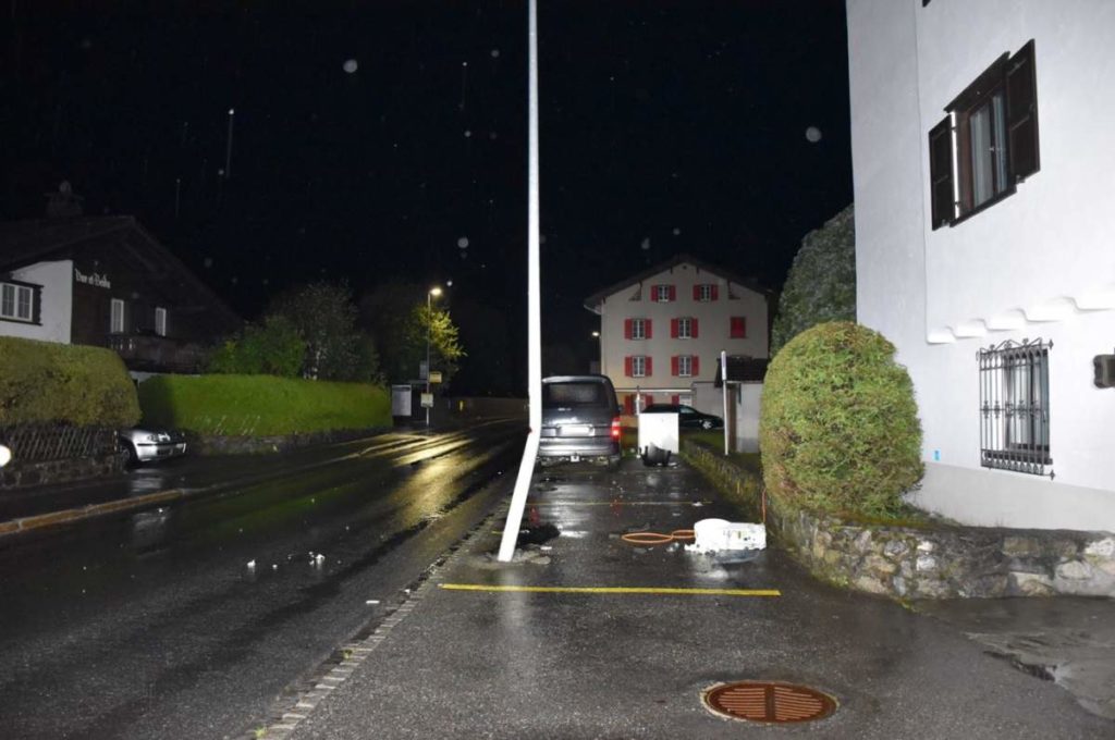 Klosters GR: Alkoholisierter Lenker kracht bei Unfall in einen Hydranten